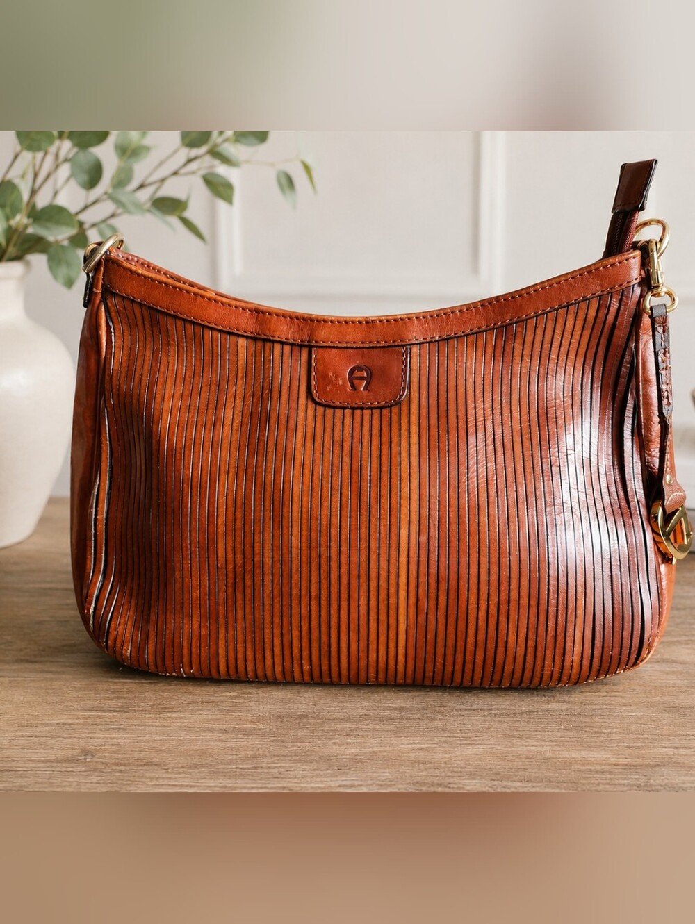 Vintage Etienne Aigner Brown Leather Ribbed Hobo Purse Gold Tone